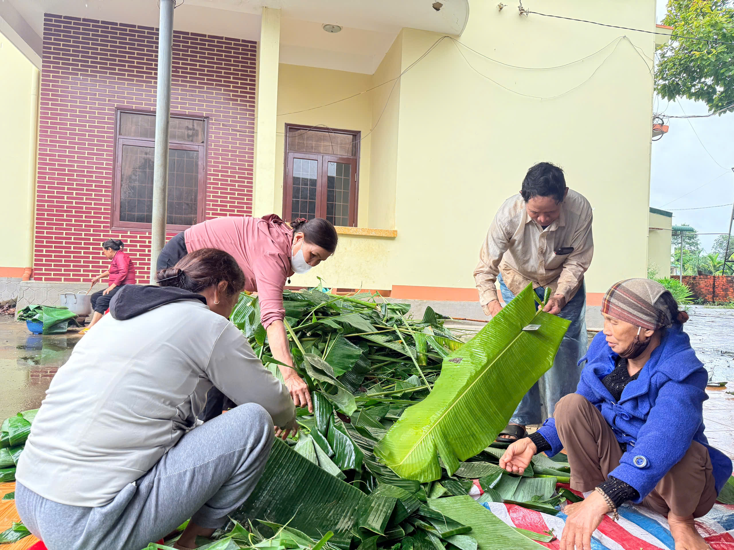 Cùng chung tay gói bánh ú gửi đồng bào bị ảnh hưởng bởi thiên tai